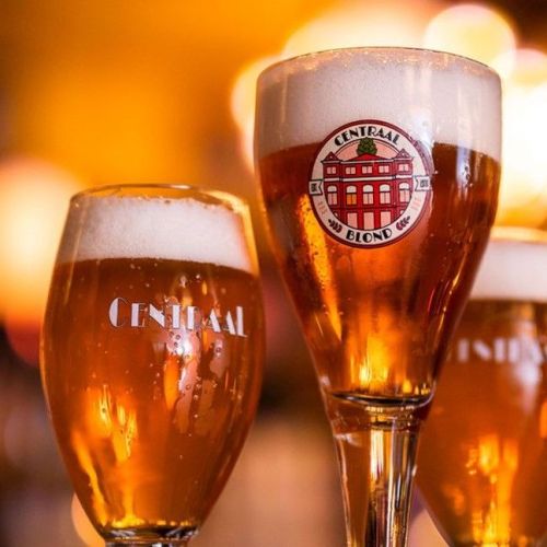 twee bierglazen met bier en logobedrukking